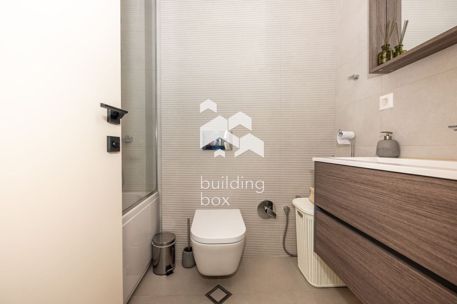 Триетажна луксозна къща в град Пловдив, кв. Остромила - 0