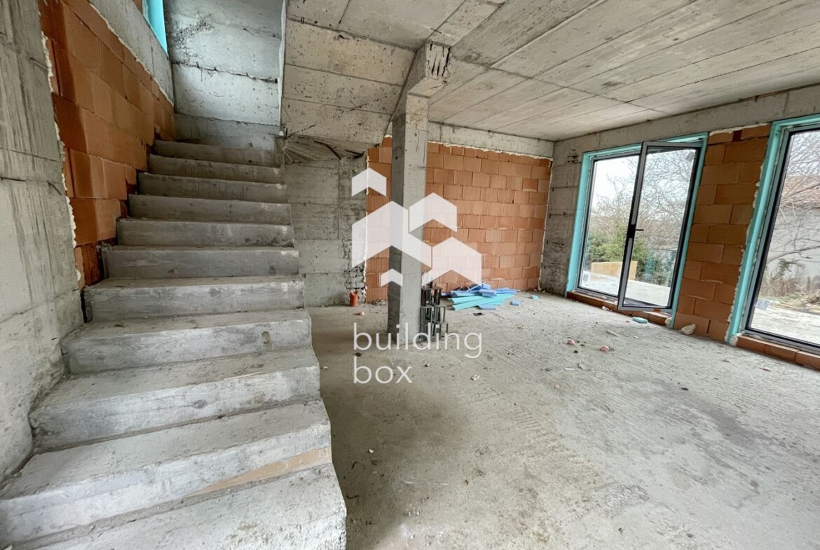 Триетажна къща в м-т Траката - 0