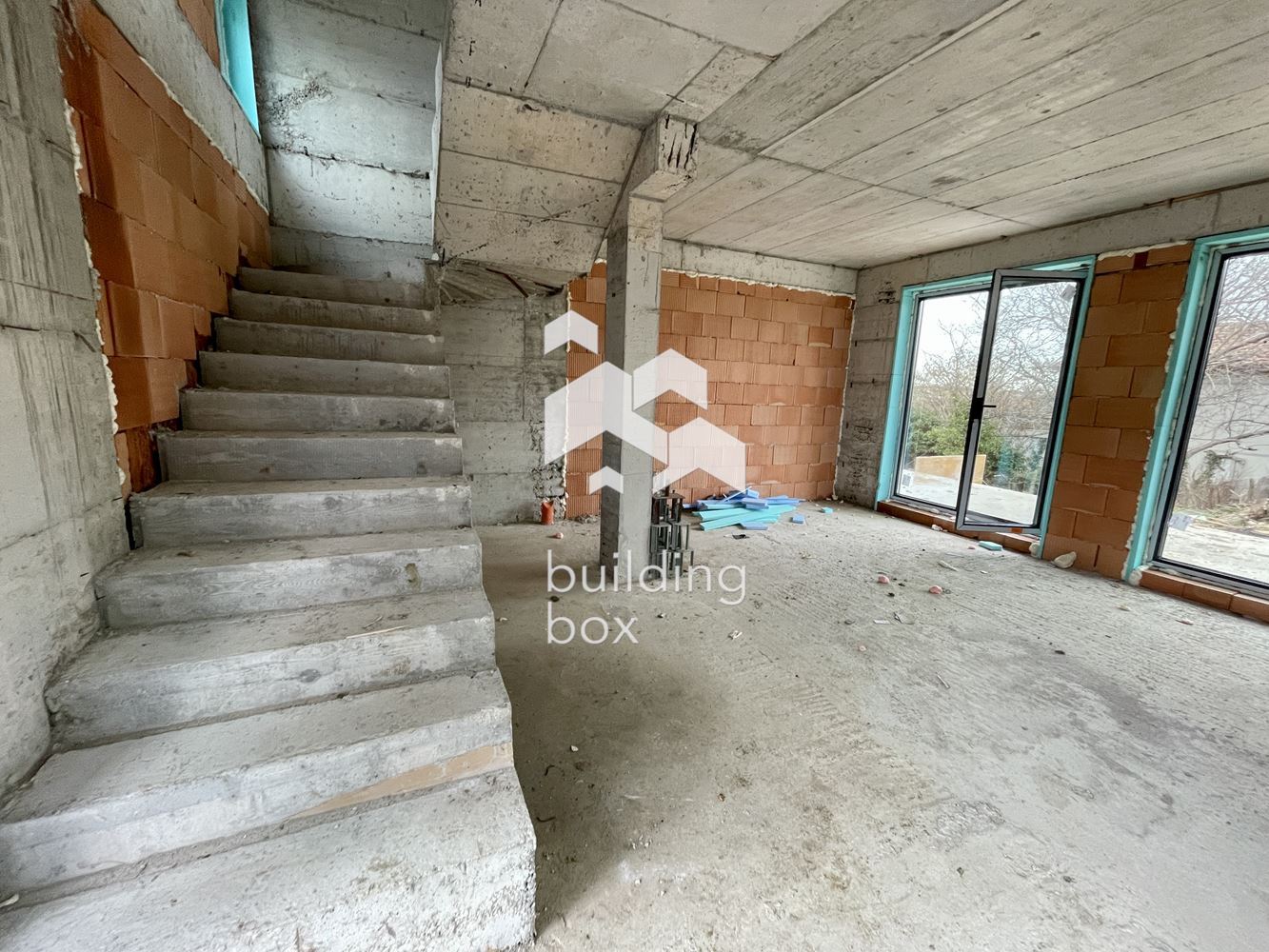 Триетажна къща в м-т Траката - 0