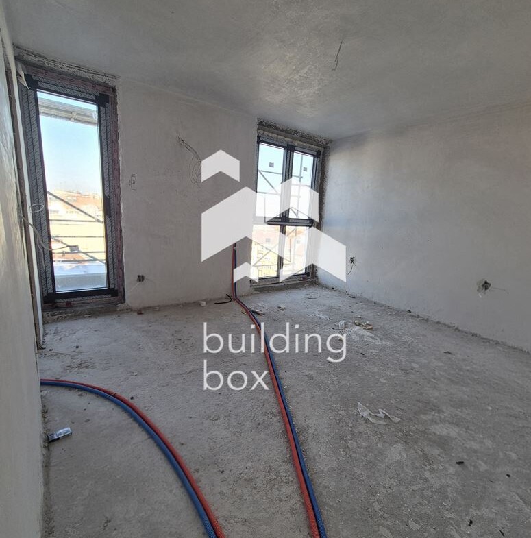 Тристаен апартамент в сграда "Casa Madrid" - район Оборище - 0