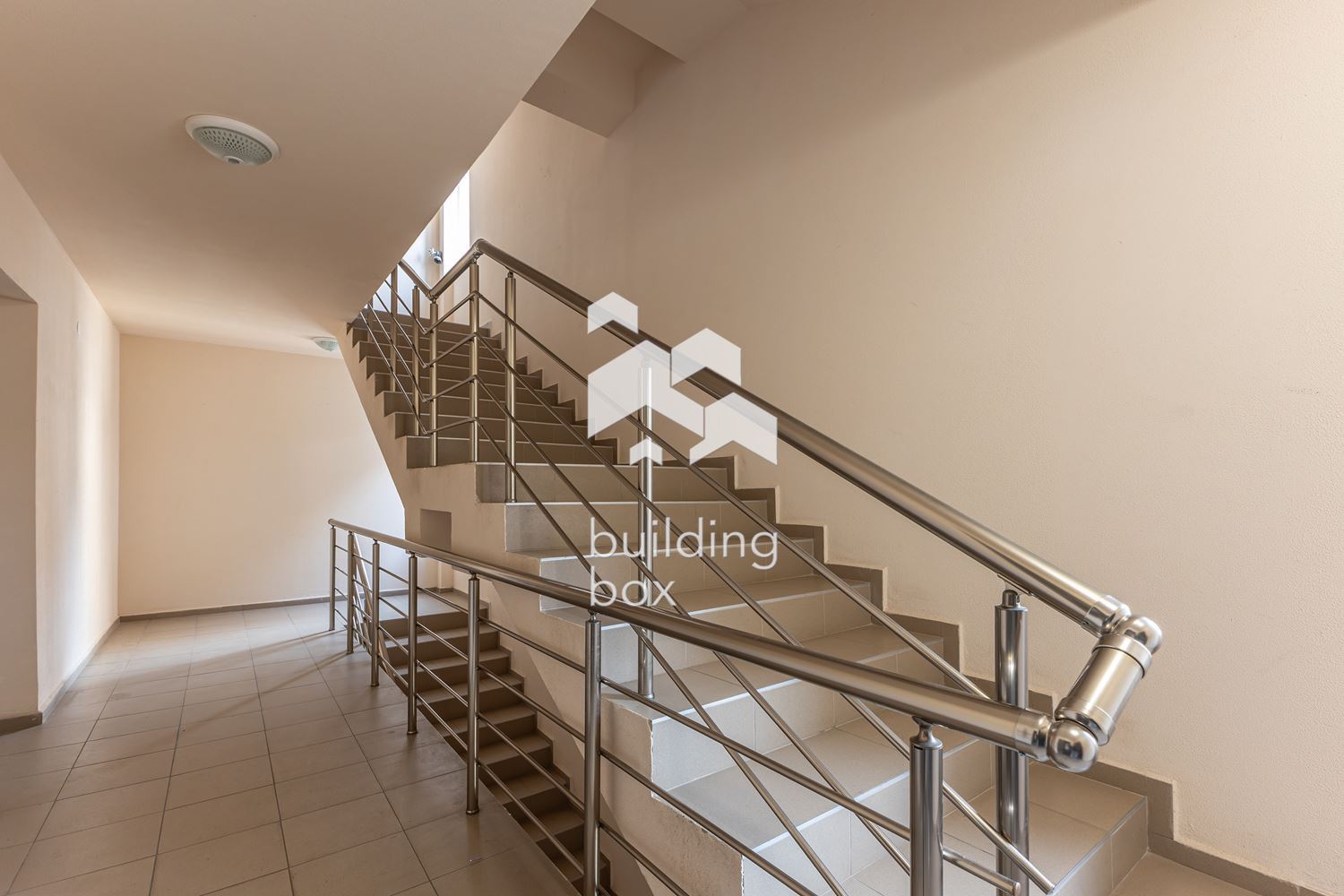 Тристаен апартамент с паркомясто - 0