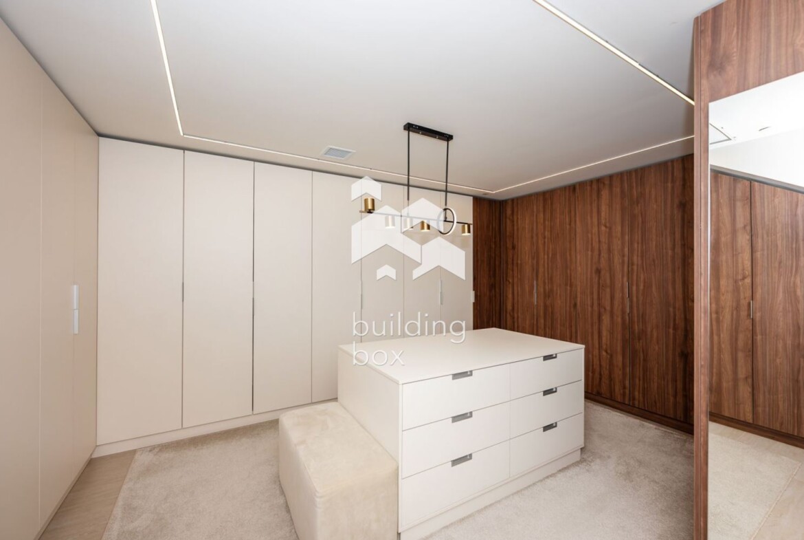 Триетажна луксозна къща в град Пловдив, кв. Остромила - 0