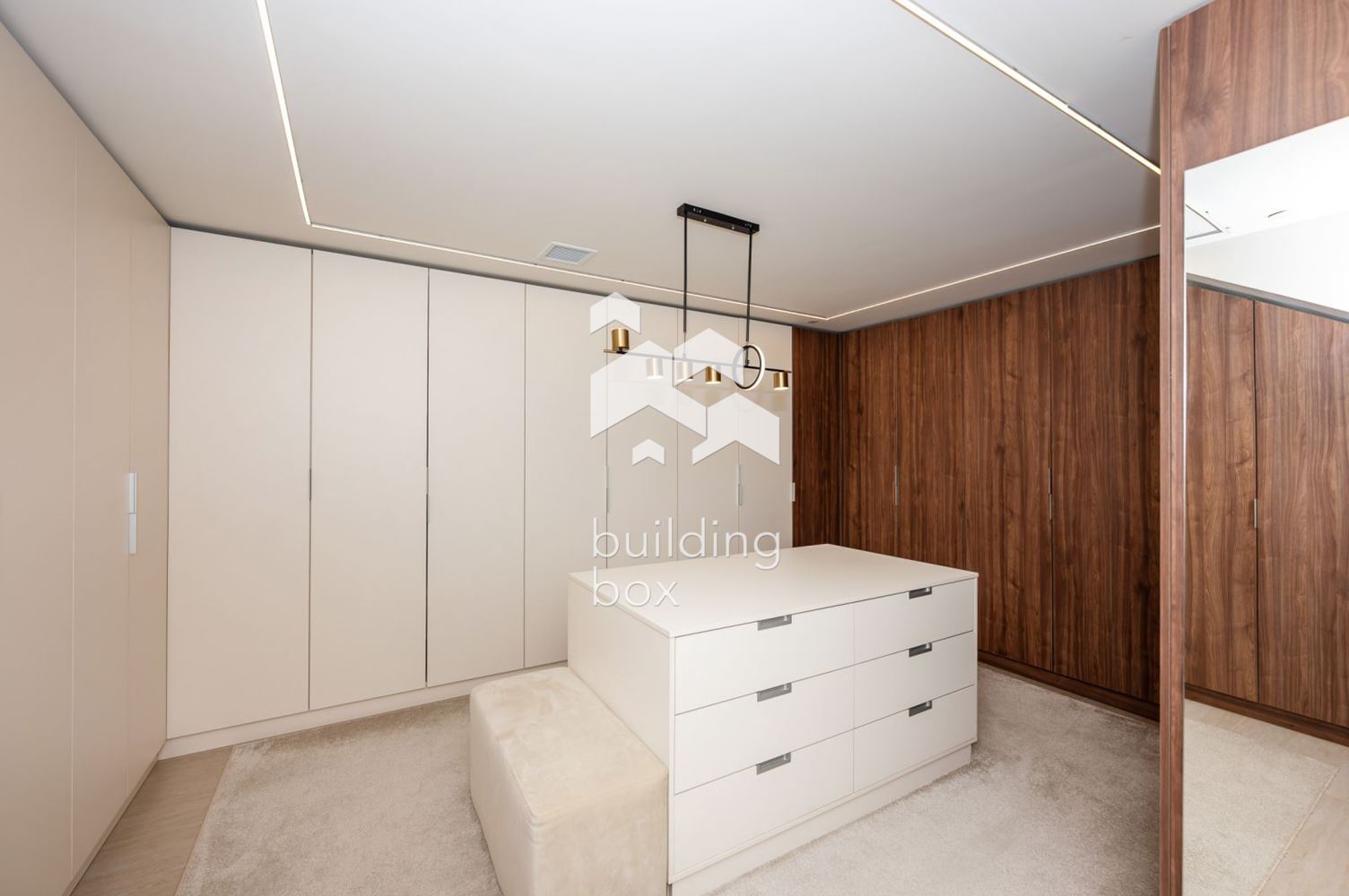 Триетажна луксозна къща в град Пловдив, кв. Остромила - 0