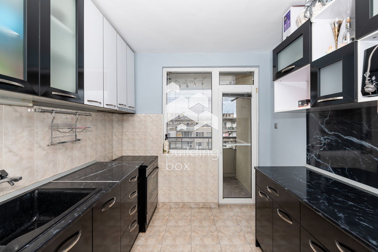 Апартамент с три отделни помещения срещу Съдебната палата - 0