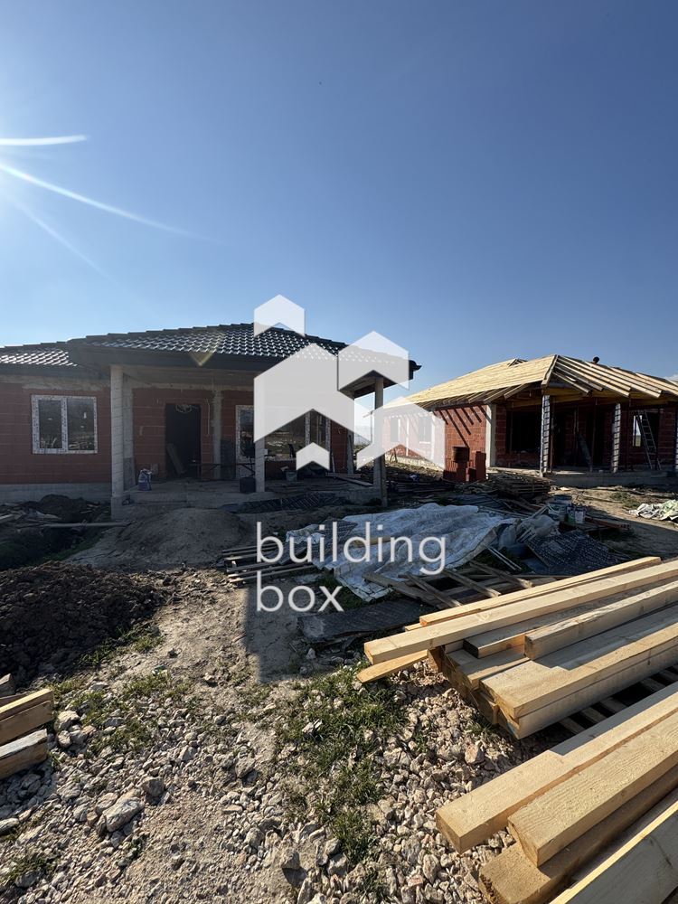 Самостоятелна къща в село Маноле - 0