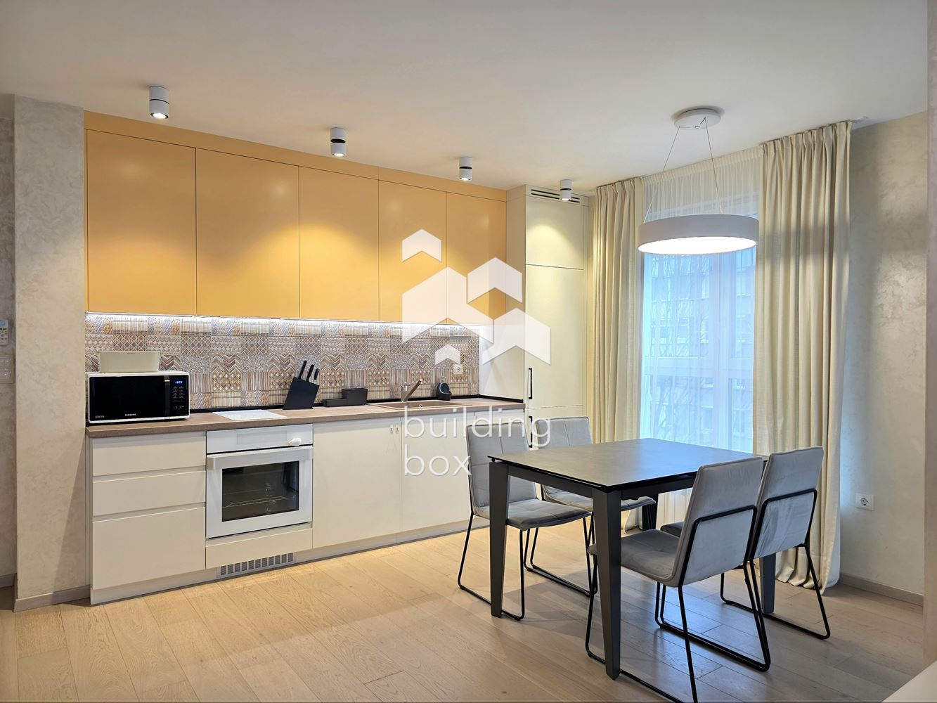 Тристаен, модерно обзаведен апартамент в престижна сграда на ул. Нишава