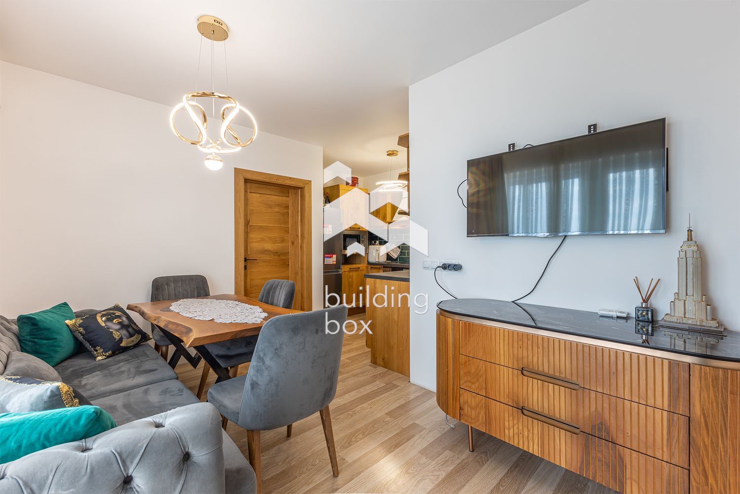 Тристаен апартамент с паркомясто - 0