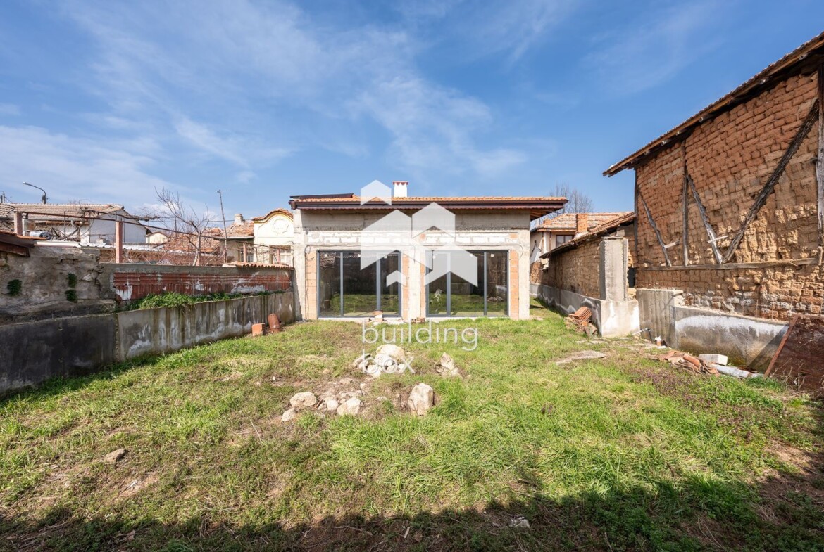 Еднофамилна къща в с. Старосел - 0