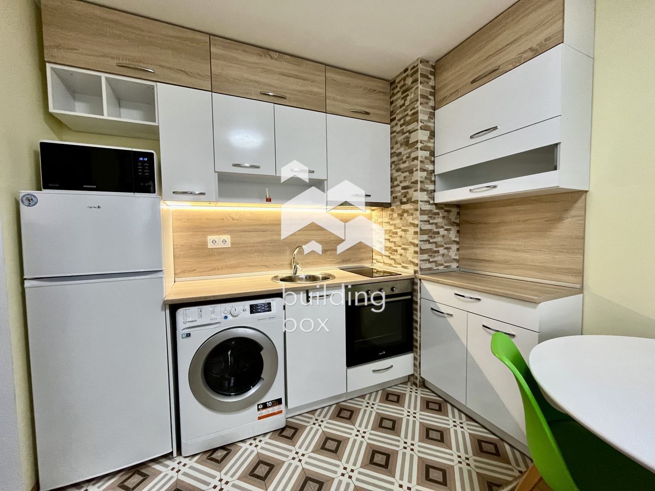 Кокетен двустаен апартамент, Дървеница