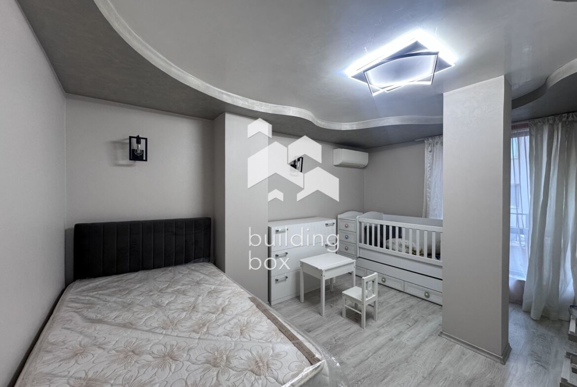 Тристаен луксозно обзаведен апартамент под наем - 0