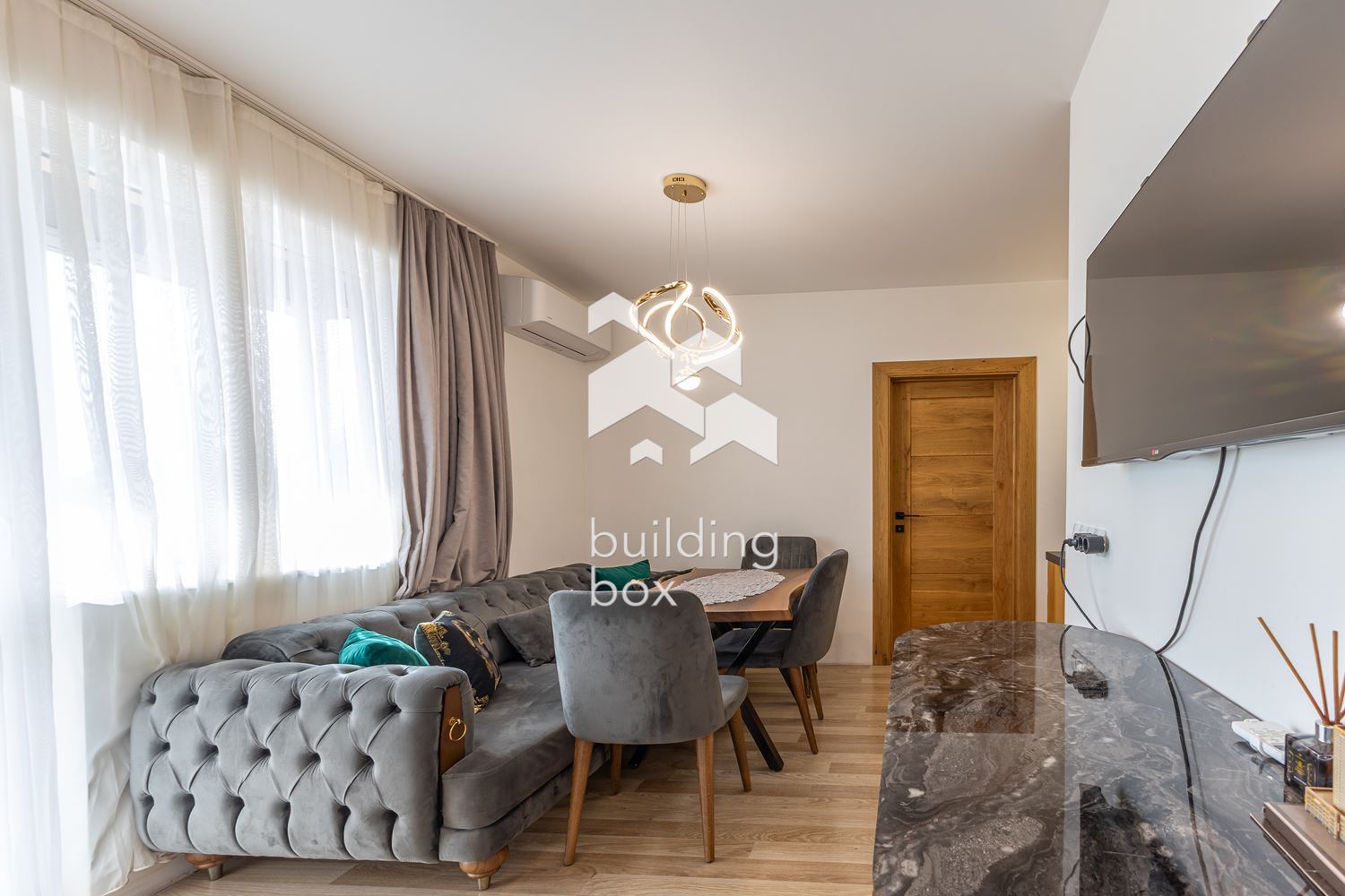 Тристаен апартамент с паркомясто - 0