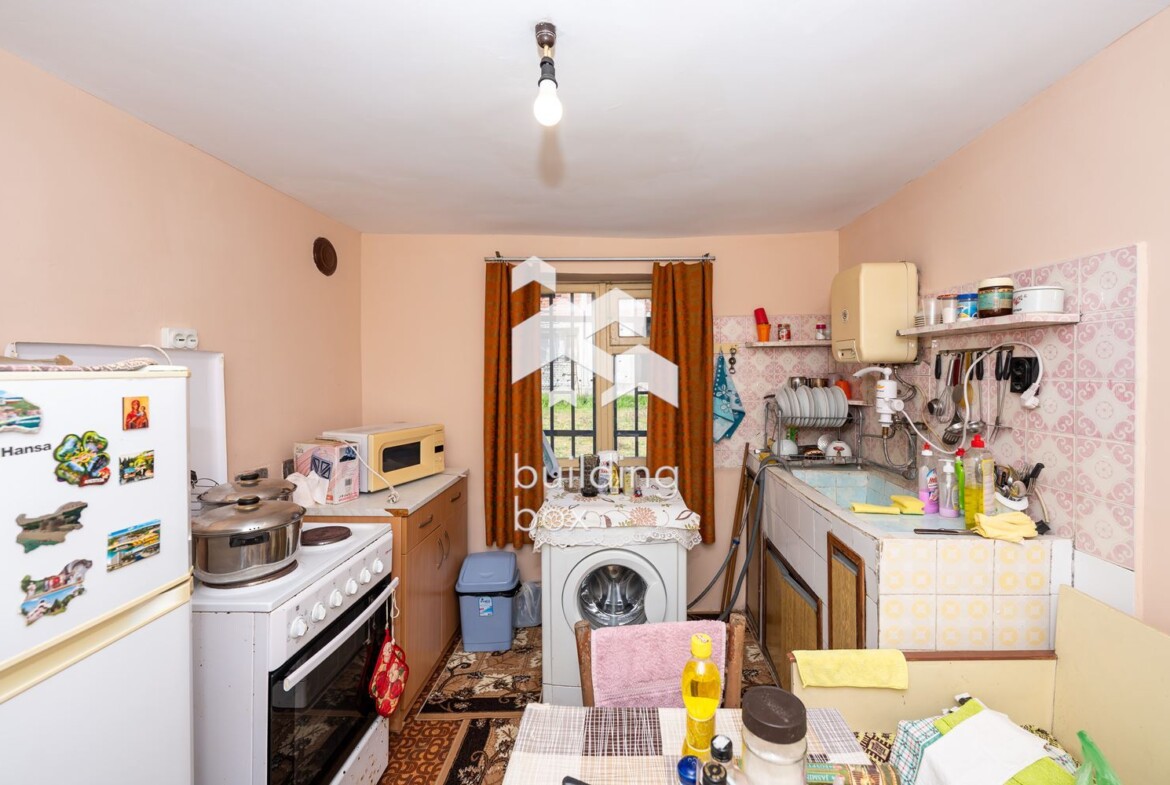 Фамилна къща с двор в с. Шишманци - 0