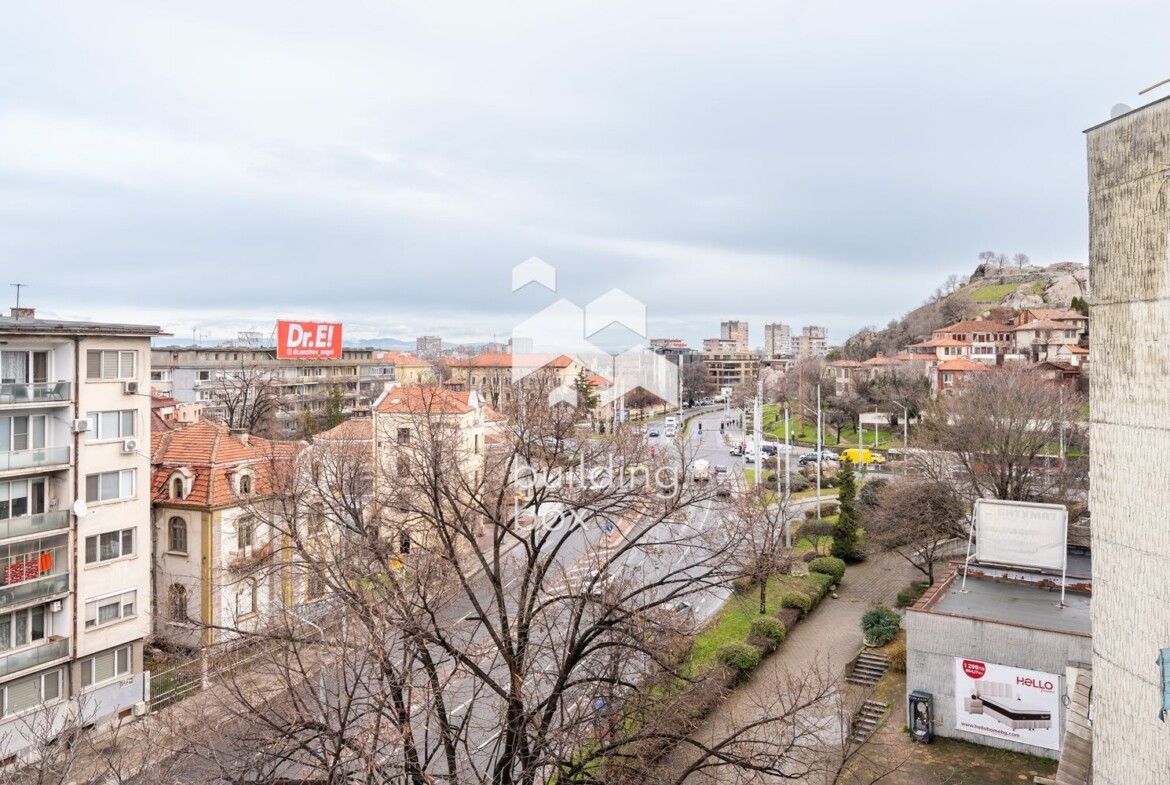 Апартамент с три отделни помещения срещу Съдебната палата - 0