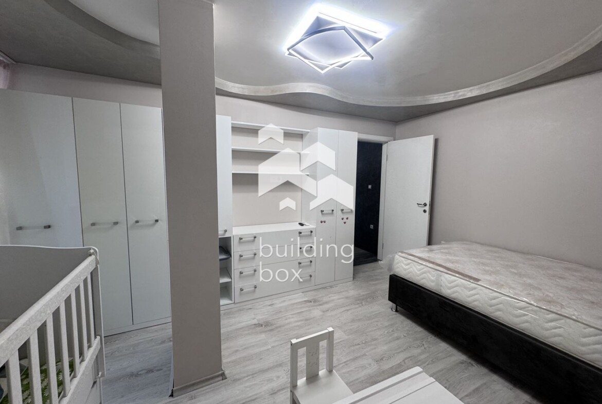 Тристаен луксозно обзаведен апартамент под наем - 0