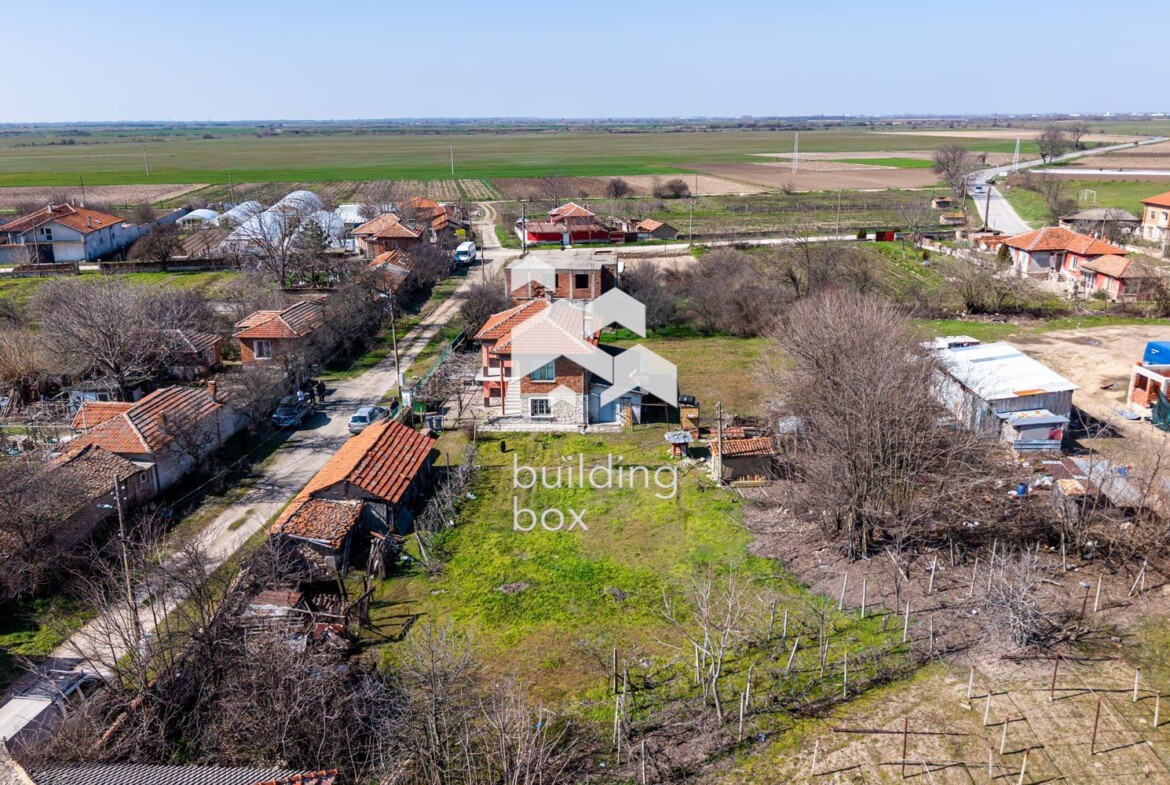 Фамилна къща с двор в с. Шишманци - 0