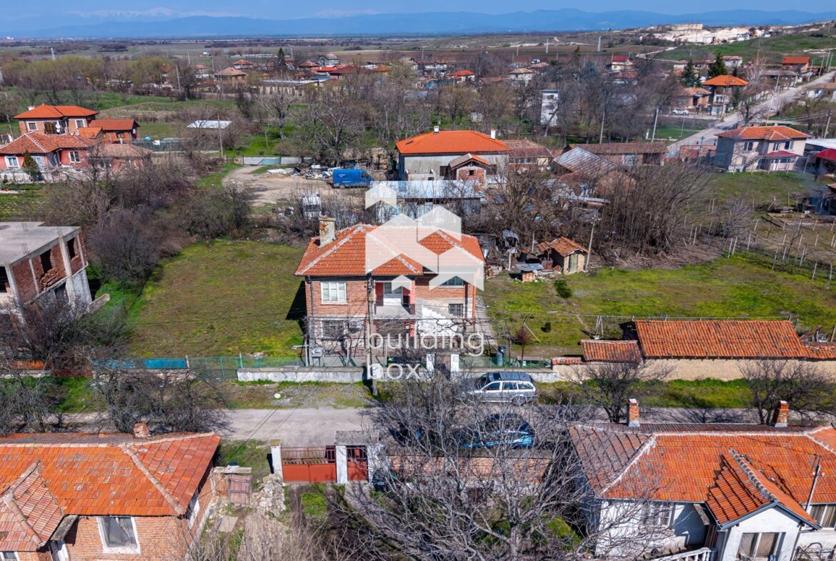 Фамилна къща с двор в с. Шишманци - 0