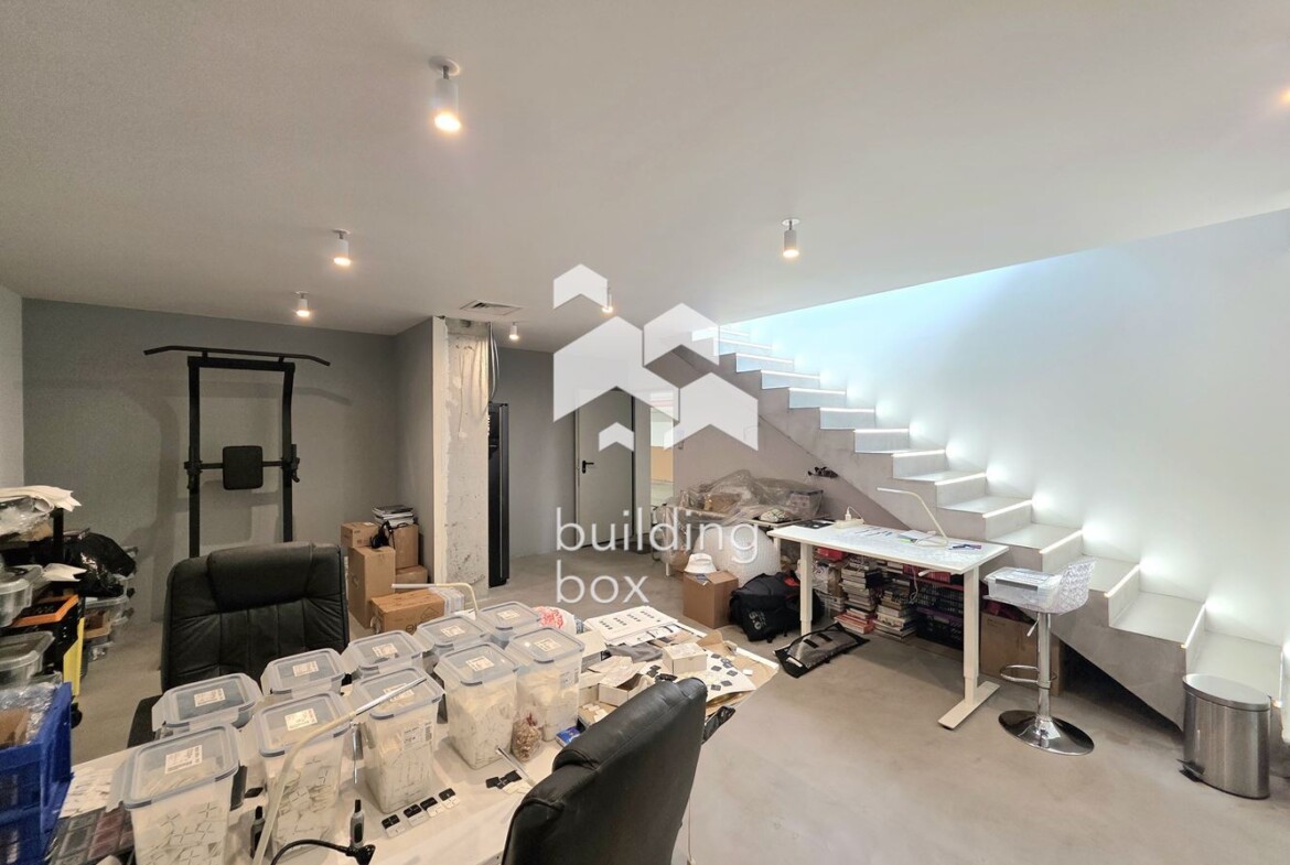 Офис със склад и паркомясто в идеален център – кв. Яворов - 0