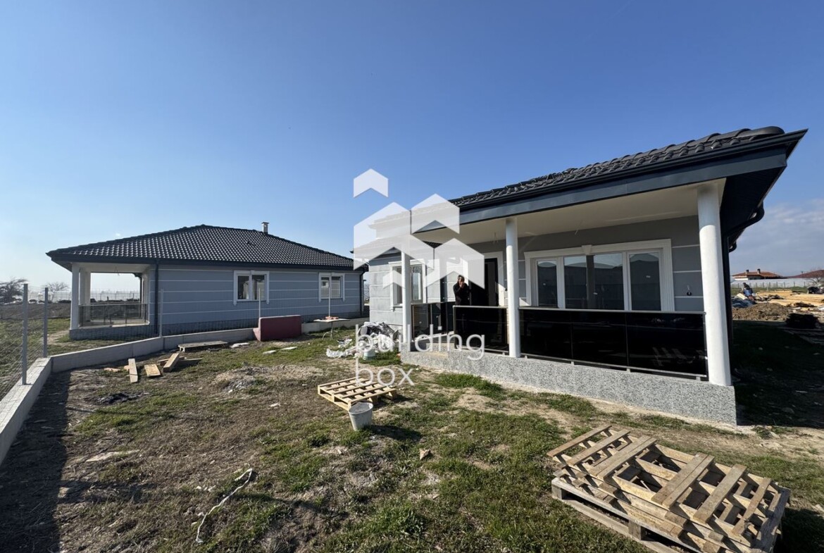 Самостоятелна къща в село Маноле - 0