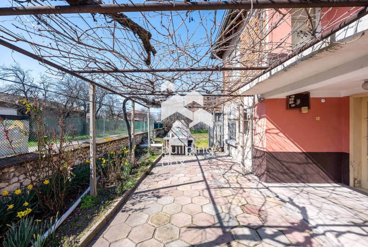 Фамилна къща с двор в с. Шишманци - 0