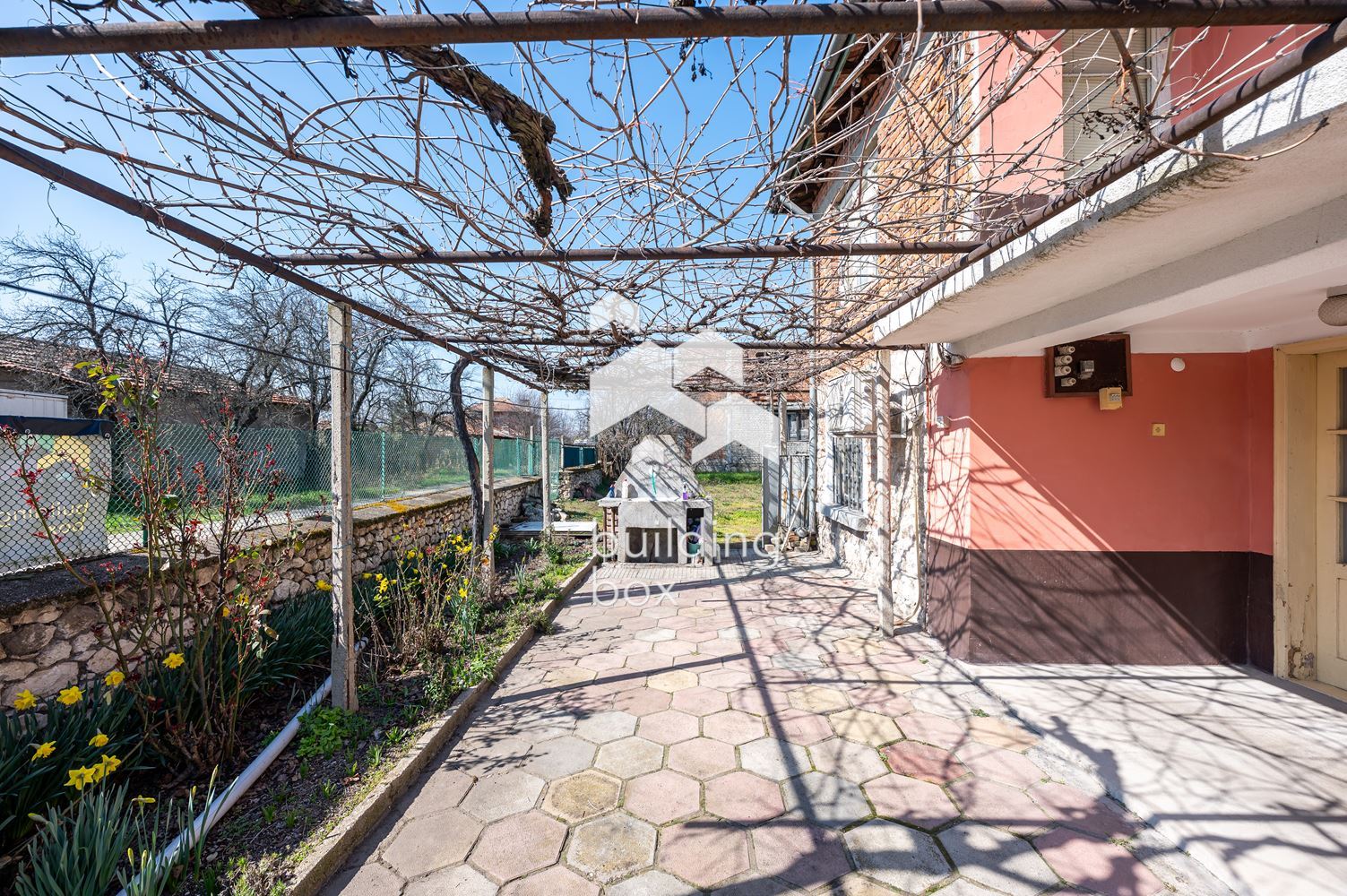 Фамилна къща с двор в с. Шишманци - 0