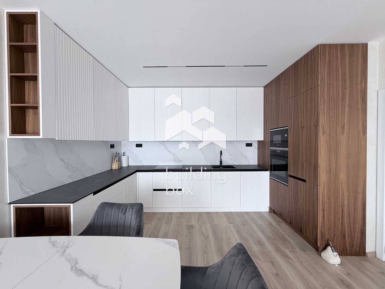 Тристаен луксозен апартамент под наем - к-с Роял Гардън - 0