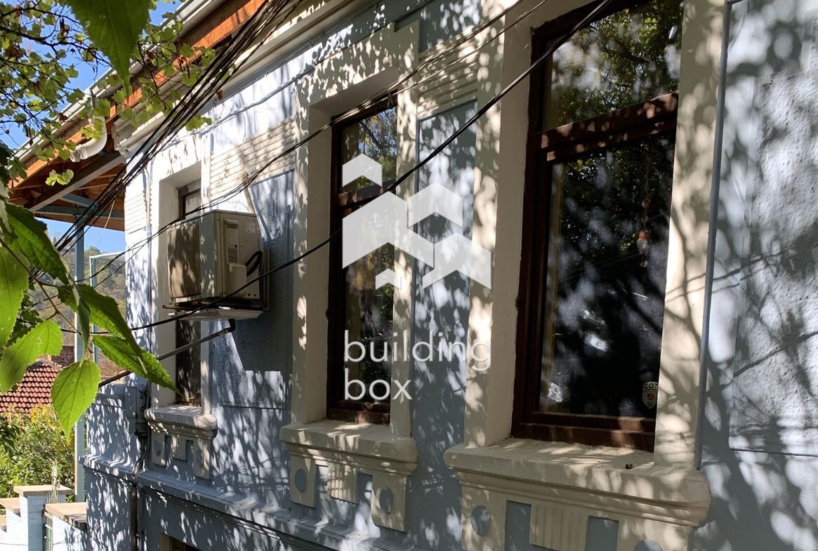 Къща с двор в сърцето на град Пловдив. - 0