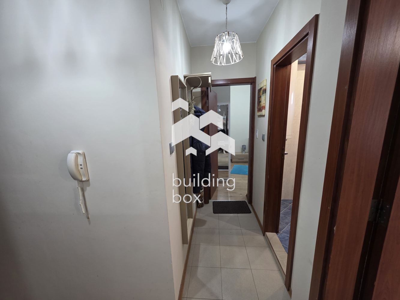 Тристаен апартамент в сърцето на кв. Кършияка до "Холидей Ин" и "БИЛЛА" - 0