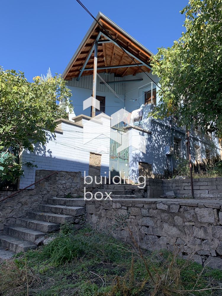 Къща с двор в сърцето на град Пловдив.