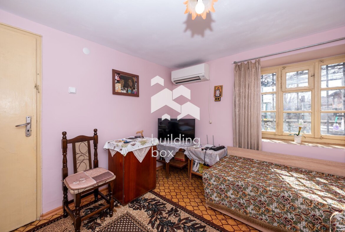 Фамилна къща с двор в с. Шишманци - 0