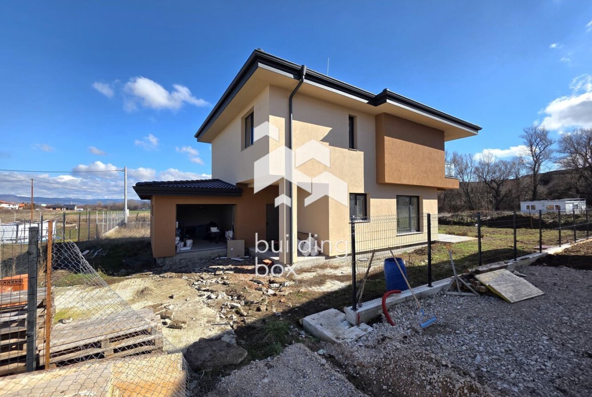 Качество! Простор с двор 600 кв.м.! Еднофамилна къща с Акт 16! - 0