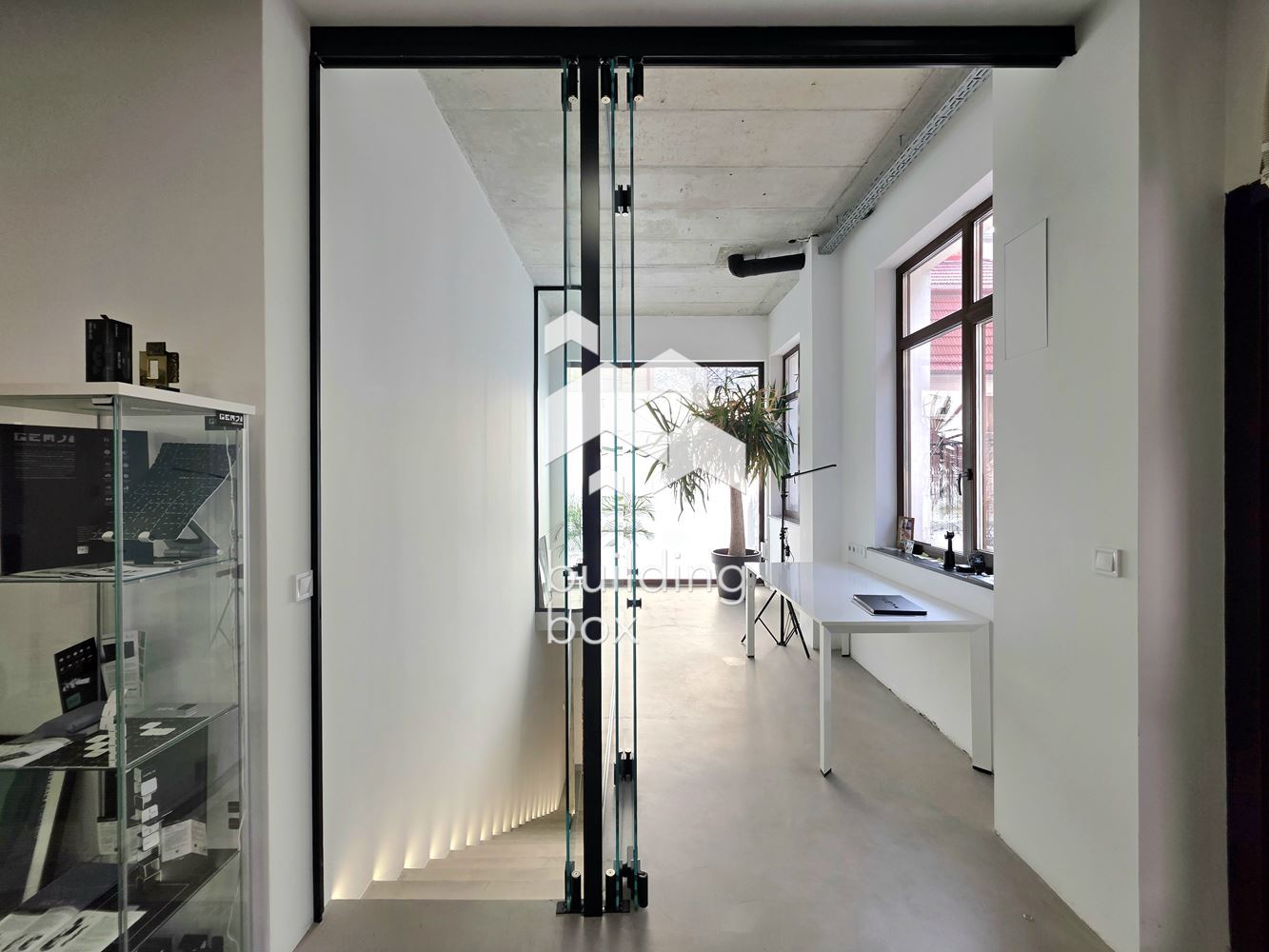 Офис със склад и паркомясто в идеален център – кв. Яворов - 0