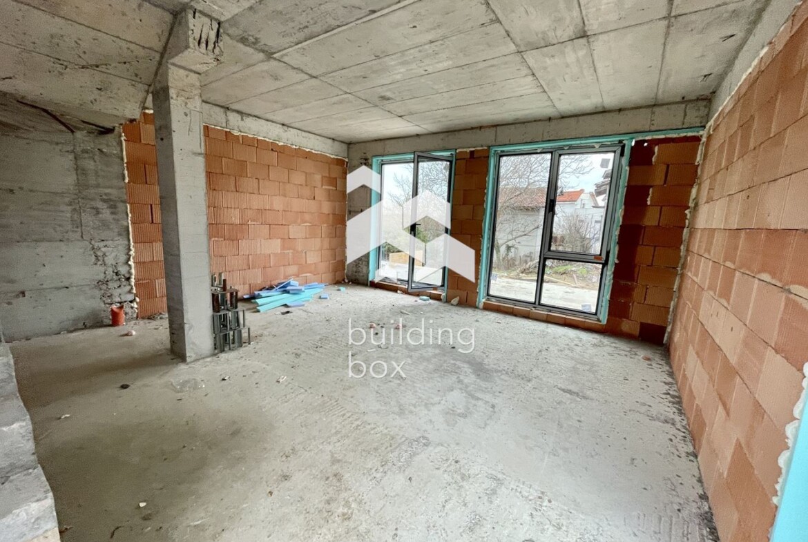 Триетажна къща в м-т Траката - 0