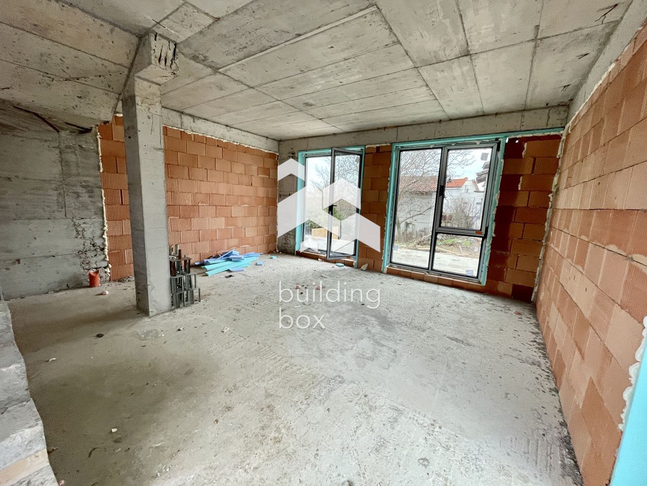 Триетажна къща в м-т Траката