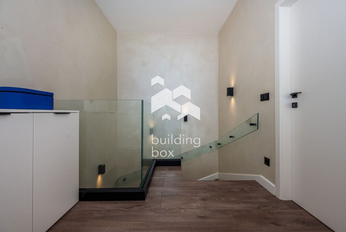 Триетажна луксозна къща в град Пловдив, кв. Остромила - 0