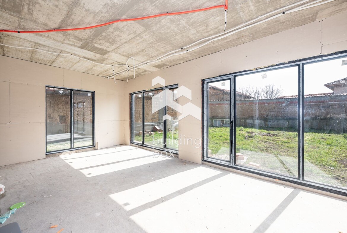 Еднофамилна къща в с. Старосел - 0