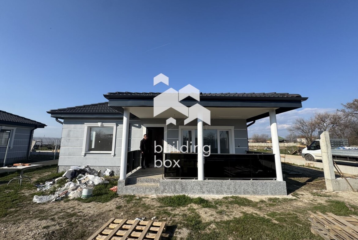 Самостоятелна къща в село Маноле - 0