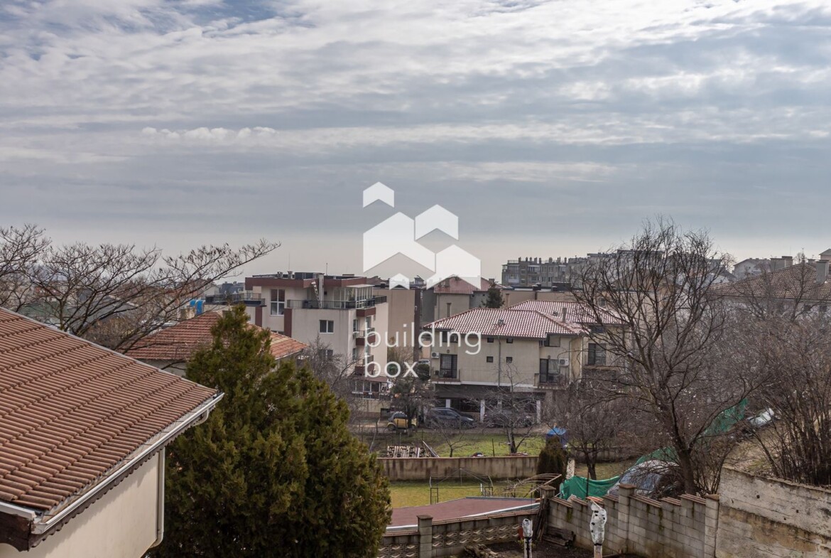 Тристаен апартамент с паркомясто - 0