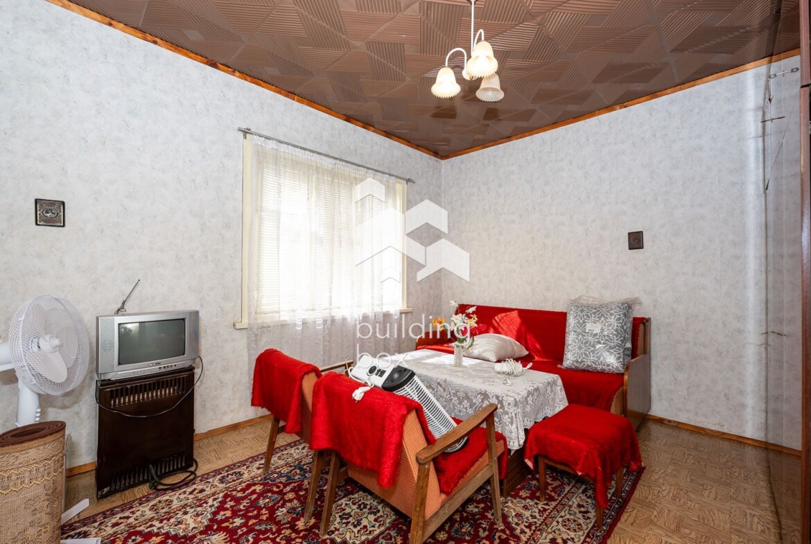 Фамилна къща с двор в с. Шишманци - 0