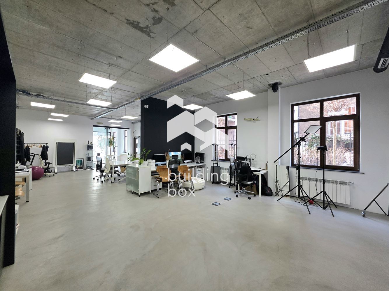 Офис със склад и паркомясто в идеален център – кв. Яворов