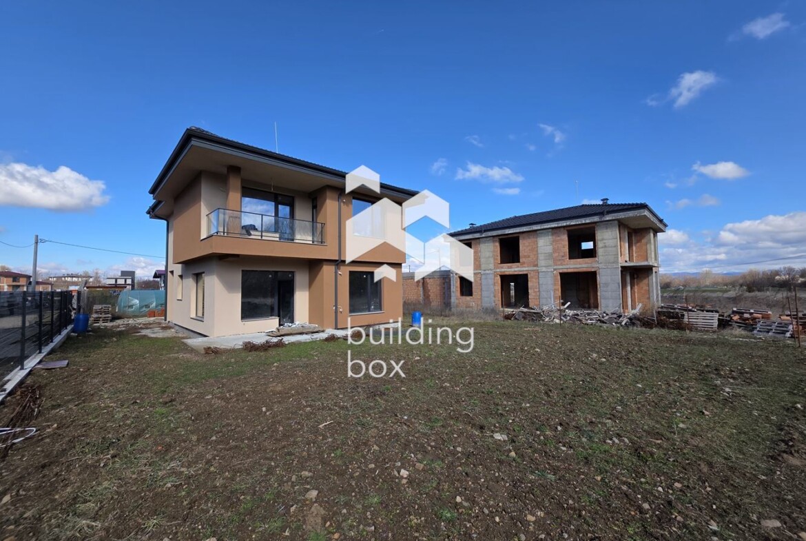 Качество! Простор с двор 600 кв.м.! Еднофамилна къща с Акт 16! - 0