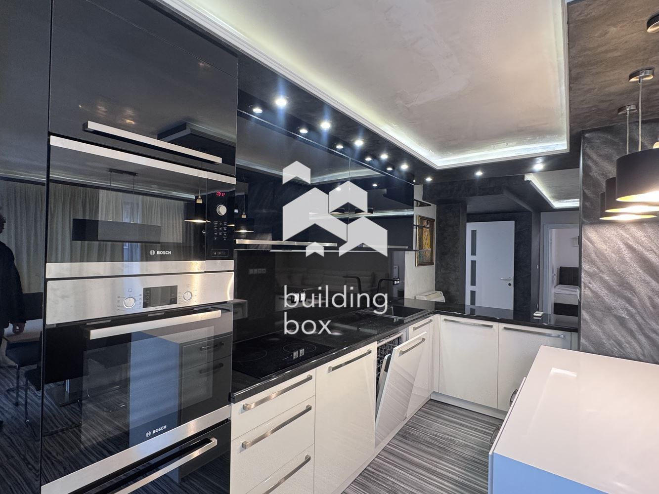 Тристаен луксозно обзаведен апартамент под наем - 0