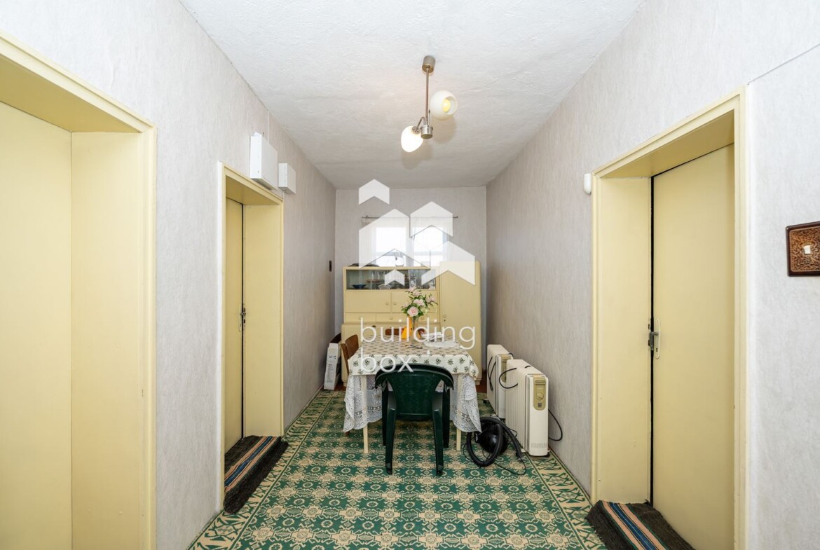 Фамилна къща с двор в с. Шишманци - 0