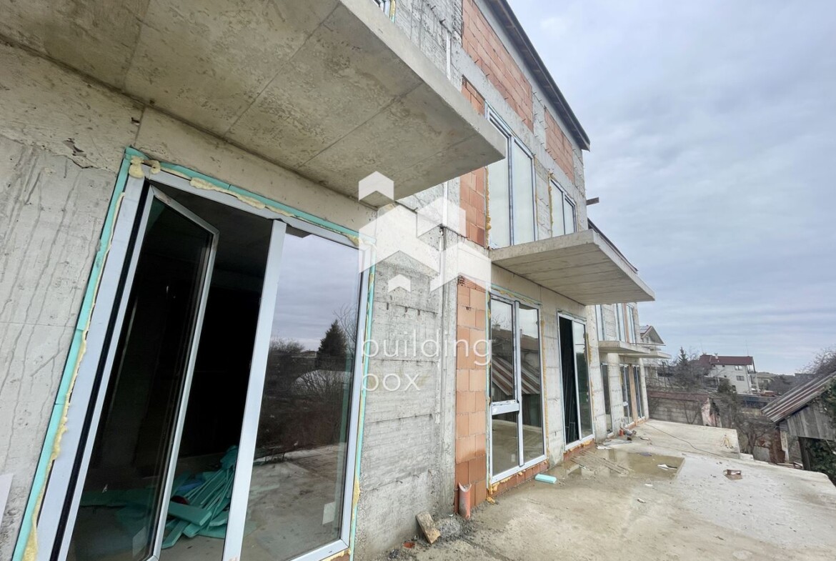 Триетажна къща в м-т Траката - 0