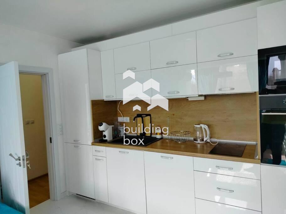 Свеж и уютен тристаен апартамент в кв. Изток - 0