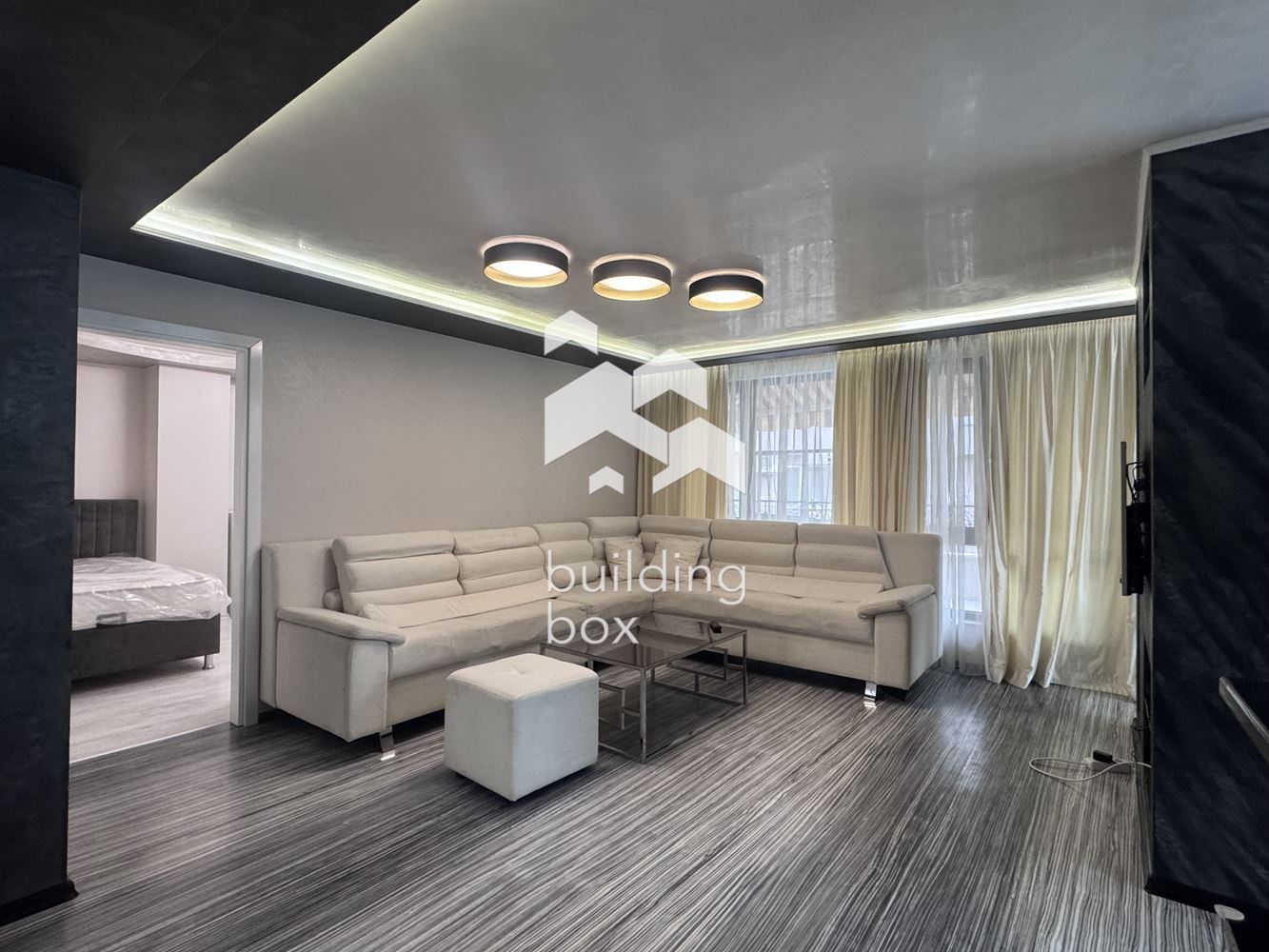 Тристаен луксозно обзаведен апартамент под наем - 0