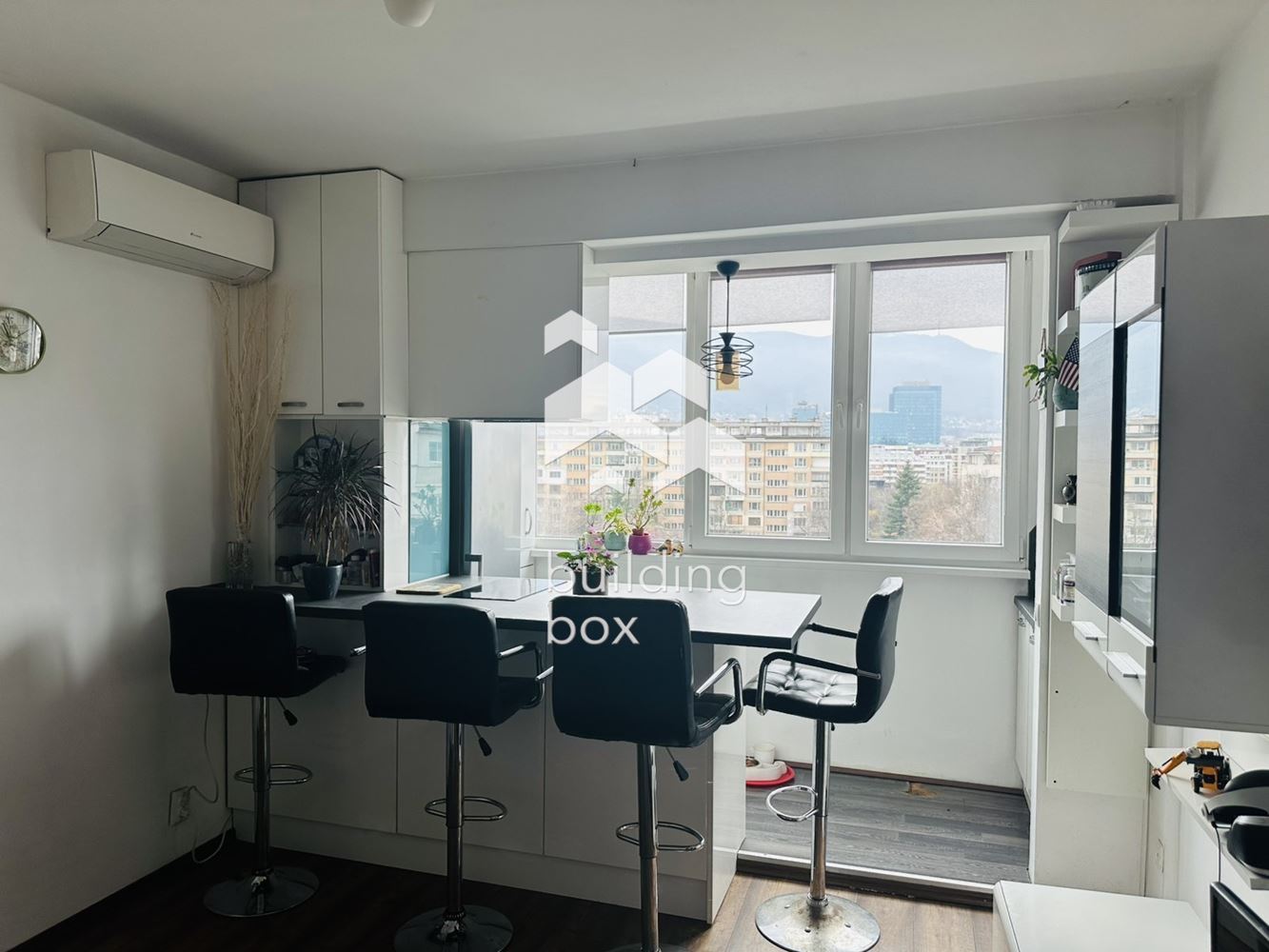 Светъл тристаен апартамент - 0