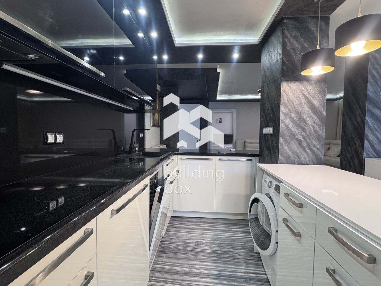 Тристаен луксозно обзаведен апартамент под наем - 0