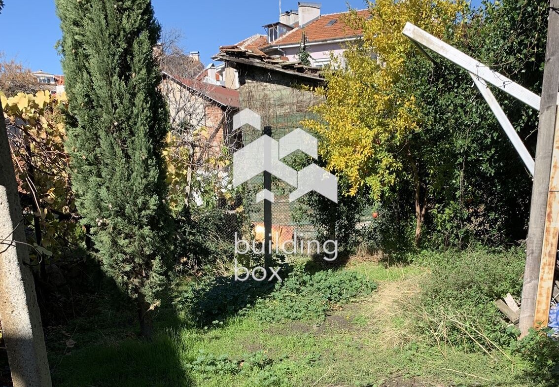 Къща с двор в сърцето на град Пловдив. - 0