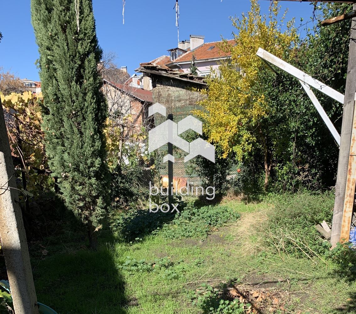 Къща с двор в сърцето на град Пловдив. - 0