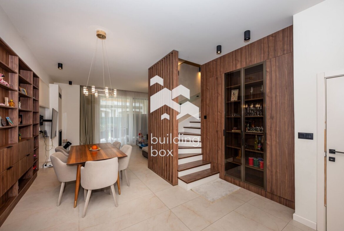 Триетажна луксозна къща в град Пловдив, кв. Остромила - 0